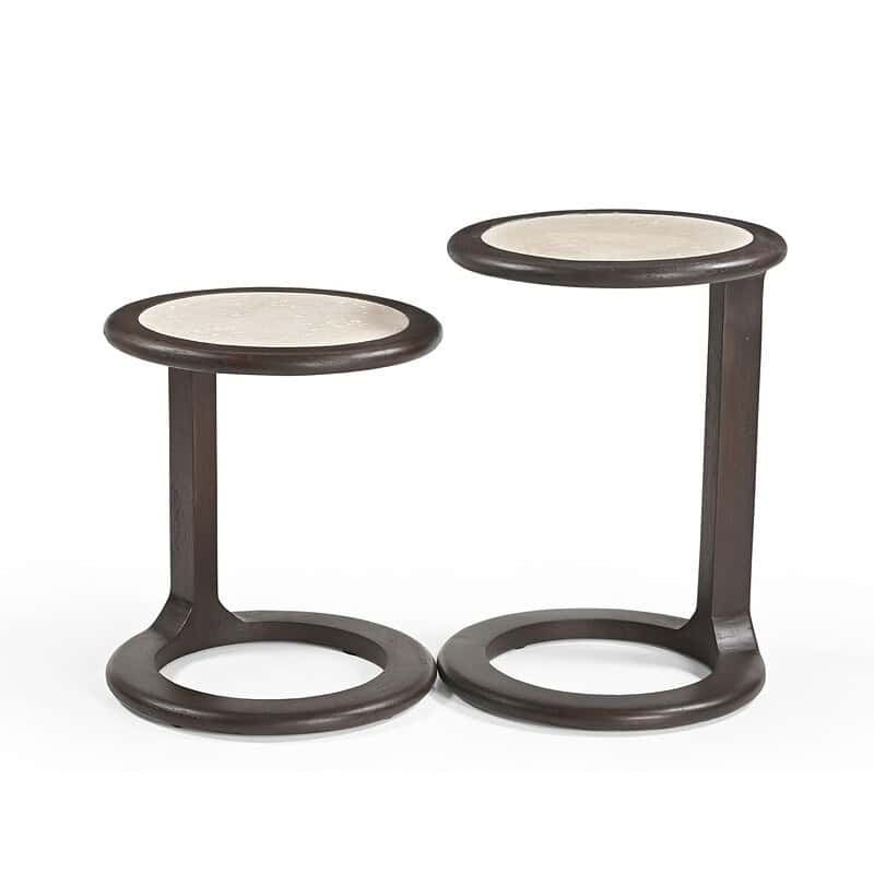 Set van twee stijlvolle bijzettafels met een bruine houten frame en een travertin blad, perfect voor moderne woonruimtes en als decoratieve toevoeging.