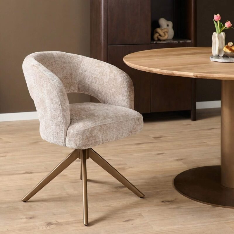 Detail van de armleuning van de eetkamerstoel Demi in beige