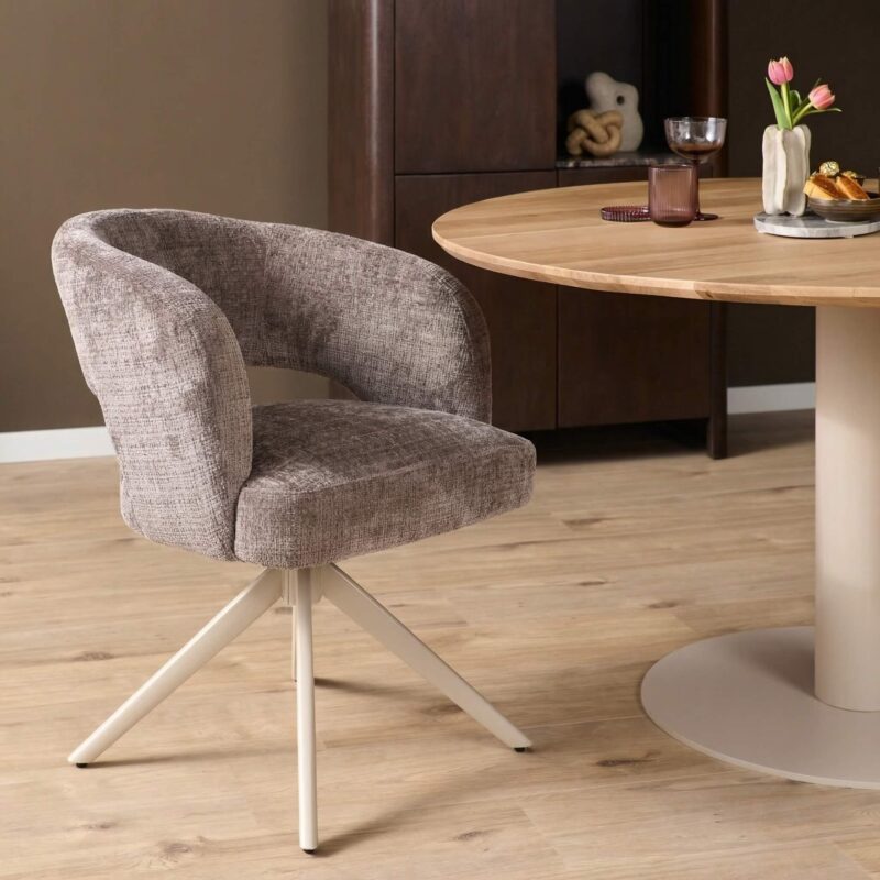 Detail van armleuning van eetkamerstoel Demi in clay