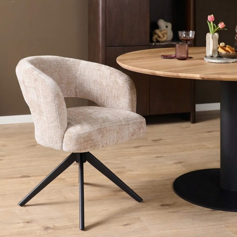 Detail van de armleuning van de eetkamerstoel Demi in beige