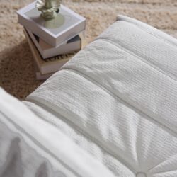 Zachte witte bank met textuur, perfect voor een modern interieur.