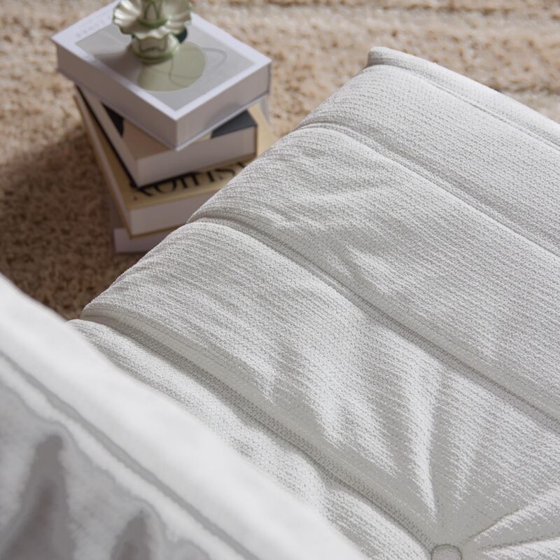 Zachte witte bank met textuur, perfect voor een modern interieur.