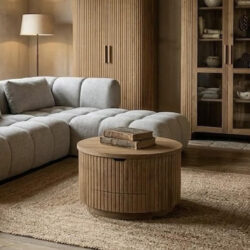 Ronde salontafel Bailar massief teakhout Ø 80 cm in Japandi woonkamer met wandkast en vitrinekast Bailar – Sventerior Mokana