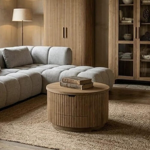 Ronde salontafel Bailar massief teakhout Ø 80 cm in Japandi woonkamer met wandkast en vitrinekast Bailar – Sventerior Mokana