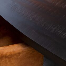 Eetkamertafel Denver Black in interieur met zwarte lak en mangohout