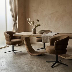 Drie comfortabele Blake Caramel eetkamerstoelen rondom een houten eettafel in een modern interieur.