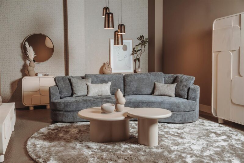 Detail van de beige Melzo bijzettafel rond met Japandi-stijl