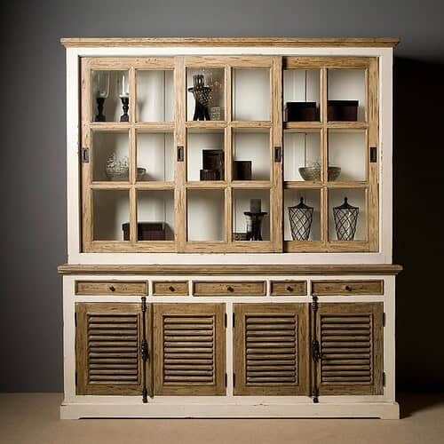 Houten vitrinekast met glazen deuren en lades, perfect voor het opbergen van servies en decoratie, in een rustieke landelijke stijl.
