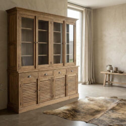 Vitrinekast Louvre met schuifdeuren van massief teakhout en glas van het merk Brosi