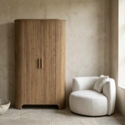 Wandkast Bailar massief teakhout verticale ribbels 120x220 cm Sventerior – Japandi interieur