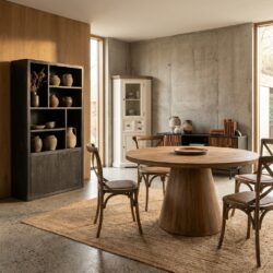 Ronde eetkamertafel in natuurlijk hout met New Vintage-stijl