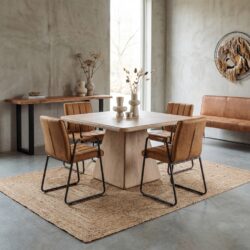 Vierkante eetkamertafel uit natuurlijk hout in New Vintage-stijl