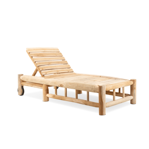 Detail van teakhouten armleuning van ligstoel met wielen