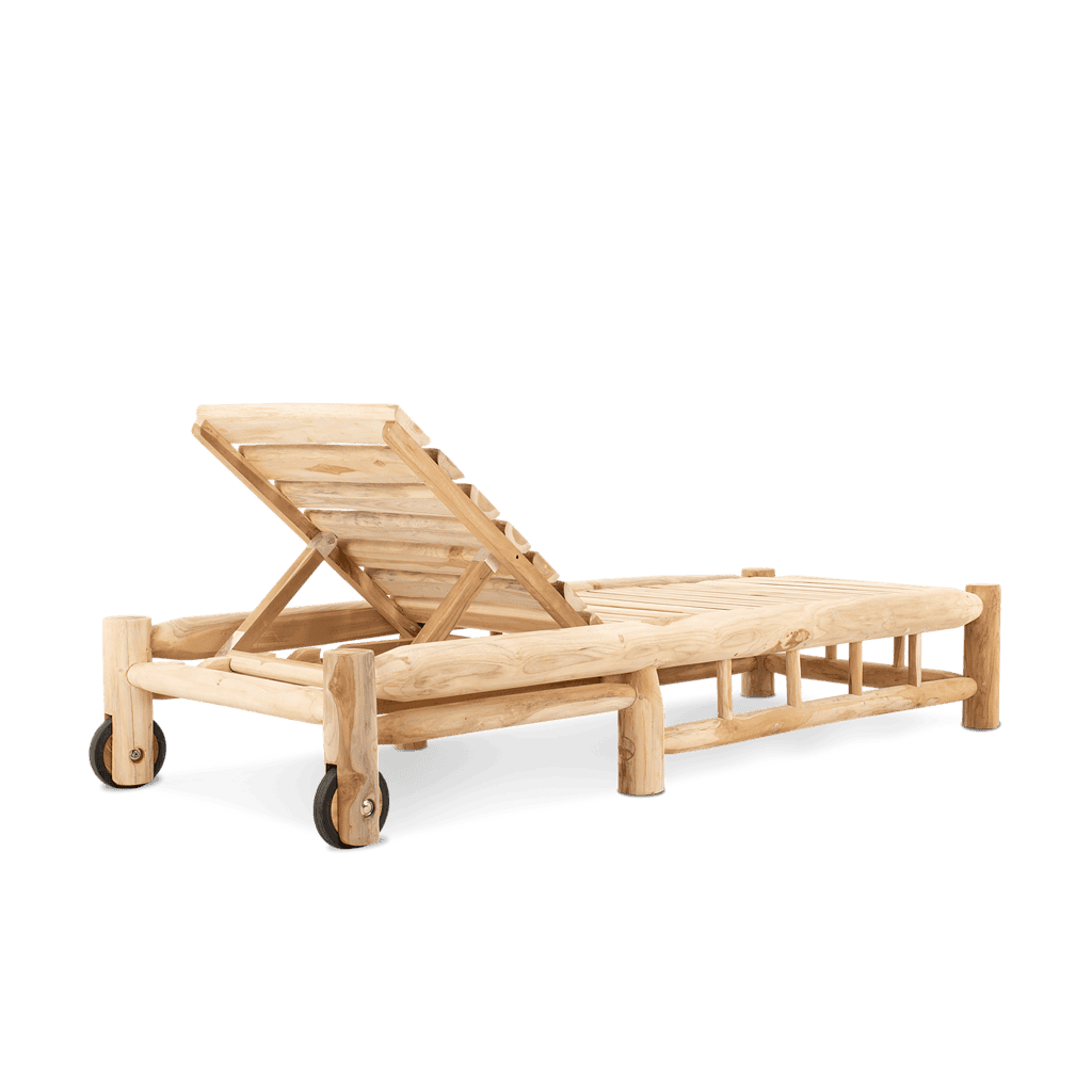 Ligstoel met wielen in tuin, outdoor lounge meubel in teak hout