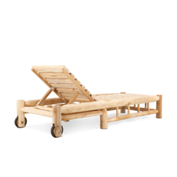 Ligstoel met wielen in tuin, outdoor lounge meubel in teak hout