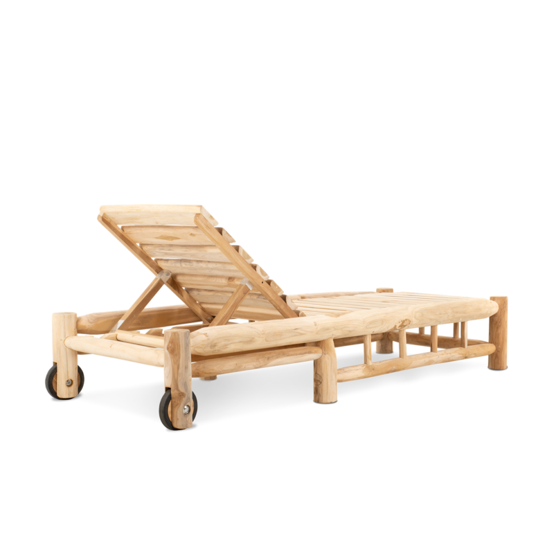 Ligstoel met wielen in tuin, outdoor lounge meubel in teak hout