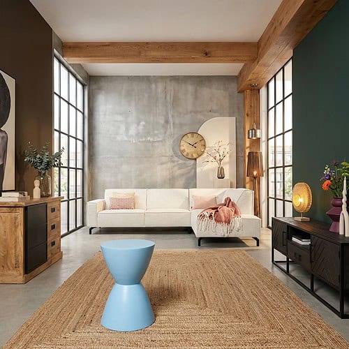 Moderne blauwe bijzettafel van mangohout in een stijlvolle woonkamer met industriële en natuurlijke elementen. Perfect voor het toevoegen van een kleurrijk accent en functionaliteit.