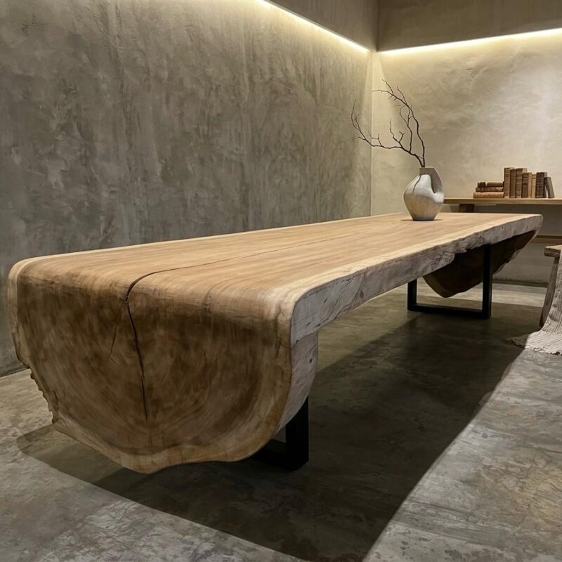 Unieke boomstamtafel massief suarhout 440cm lang en zwevend effect met twee doorlopende katen