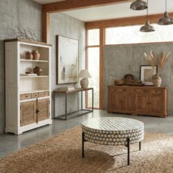 Zwevende houten kast en dressoir in een modern interieur met grote ramen, natuurlijke lichtinval en decoratieve accessoires, perfect voor een warme en stijlvolle woonkamer.