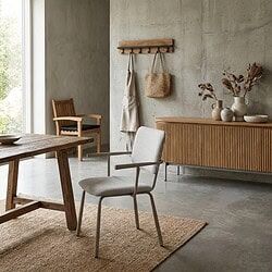 Brix Finn Beige eetkamerstoel met stalen onderstel en armleuningen