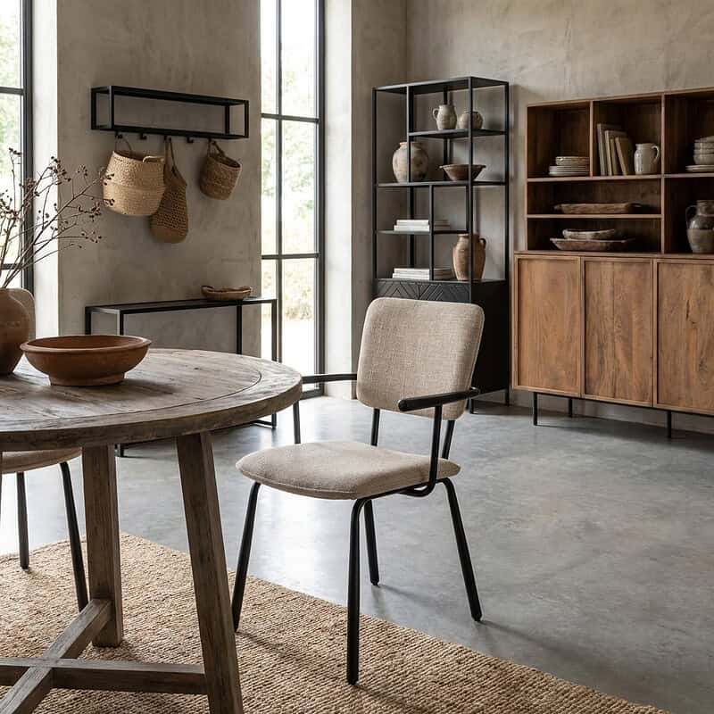 Brix Finn Black eetkamerstoel met stalen onderstel en armleuningen in beige stof