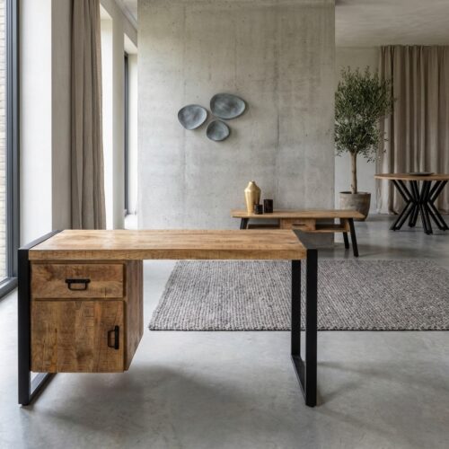 Bureau Britt met lade en deur, zwart hout, mango hout en staal met poedercoat, modern en robuust