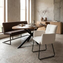 Landelijk moderne armstoel van witte stof met zwart frame