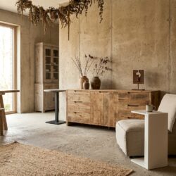 Groot mangodressoir met zes lades en twee deuren in houtkleur