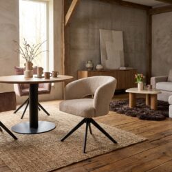 Eetkamerstoel Demi in beige met armleuning en metalen poot in black