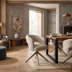 Eetkamerstoel Demi in beige met bronzen poot en comfortabele armleuningen