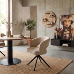 Eetkamerstoel Demi in cinnamon met armleuning en metalen onderstel in black