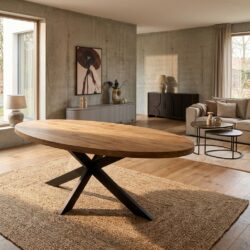 Ovale eetkamertafel Dakota met massief mango houten tafelblad en zwarte metalen poot