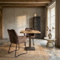 Klassieke bruine armstoel met metalen poten en zwarte onderkant