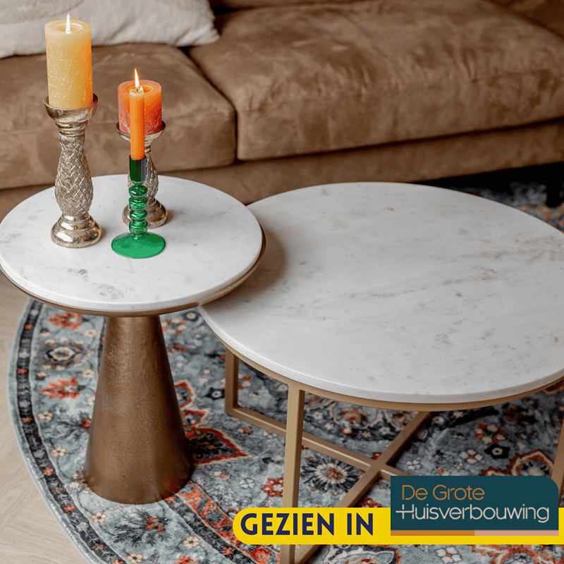 Moderne woonkamer tafels met marmeren bladen en gouden poten, stijlvolle interieurdecoratie, perfect voor een elegante woonkamer.