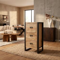 Halkast Britt, compacte kast met 3 lades van mangohout en zwarte metalen accenten