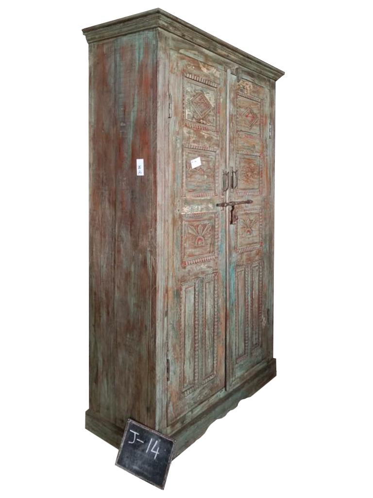 Indiaanse houten kast in een interieur met andere meubelen