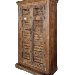 Kast India J15 in een interieur setting met andere unieke items