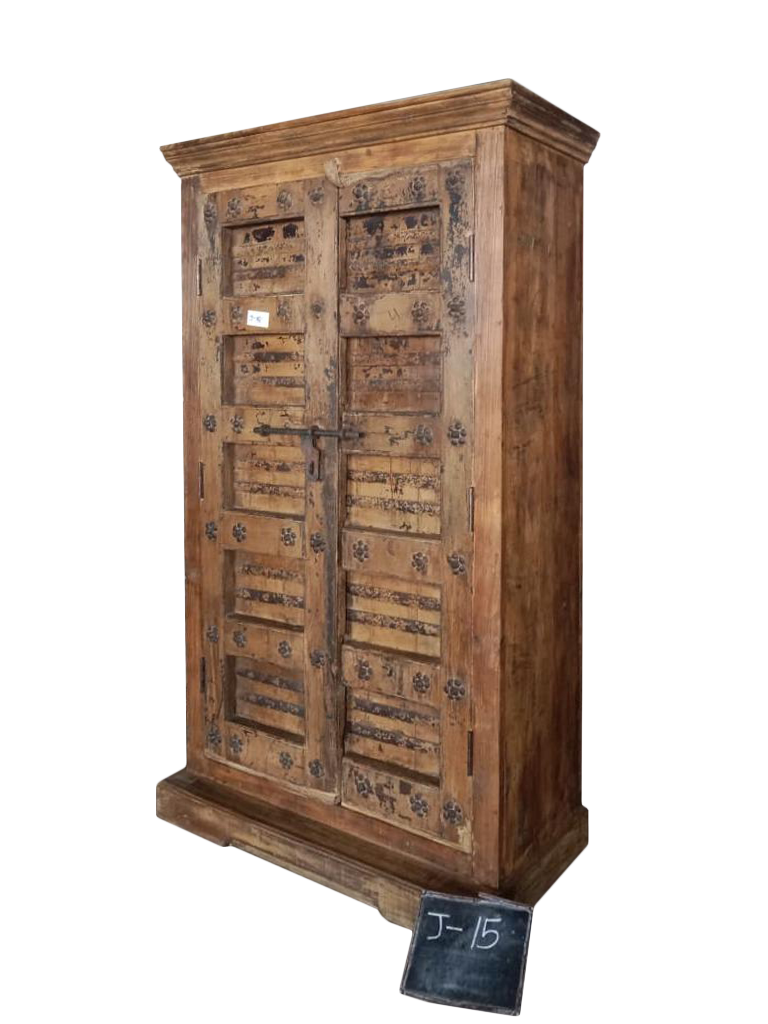 Kast India J15 in een interieur setting met andere unieke items