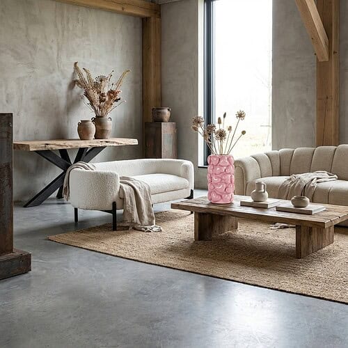 Zeer elegante en moderne woonkamer met natuurlijke houten meubels, zachte stoffen banken en een grote raampartij die veel natuurlijk licht binnenlaat, perfect voor een stijlvolle en gezellige sfeer.