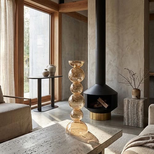 kandelaar-emie-brown-large Zeer stijlvolle woonkamer met moderne Mokana meubelen, inclusief een uniek glazen sculptuur, grote ramen voor natuurlijk licht en een gezellige sfeer. Perfect voor een warm en elegant interieur.