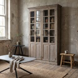 Antieke Indiase kast met glasdeuren in bruin