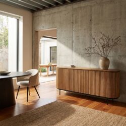 Lausanne 180cm kast in natuurlijk teakhout met zwart stalen onderstel