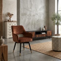 Zwart houten tv-meubel met opbergruimte en decoratieve vazen, in een modern interieur met een bruine fauteuil, grote raam en groene plant, perfect voor een stijlvolle woonkamer.