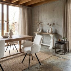 Livo armstoel met armleuning in witte Ascot 1 stof, Japandi stijl