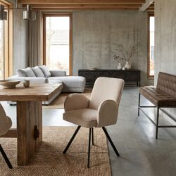 Zachte, moderne woonkamer met natuurlijke houten meubels, grote ramen en minimalistische decoratie, perfect voor een stijlvolle en gezellige leefruimte.