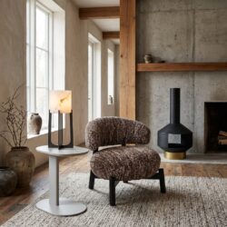 Lounge stoel Ornella in bruin hazel, handgemaakt en natuurlijk houten frame