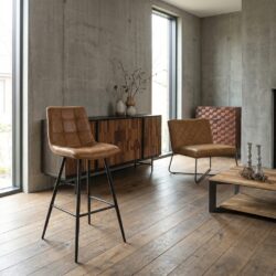 Navarra barstool, cognac stof, zwarte frame, comfortabel zitgedeelte