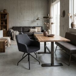 Hoge kwaliteit houten eettafel met moderne stoelen in een minimalistisch interieur, perfect voor gezellige diners en stijlvolle woonruimtes. Ontdek Mokana Meubelen voor duurzame en designmeubels.