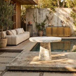 Outdoor eettafel Rockyard in witte marmerlook met organische vormen