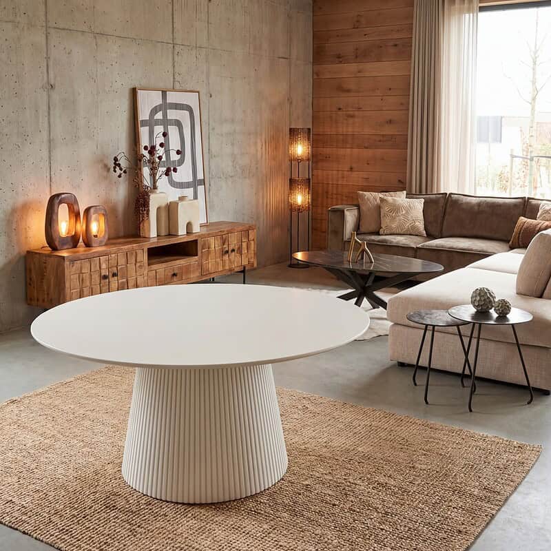 Moderne woonkamer ingericht met stijlvolle Mokana meubelen, inclusief een ronde eettafel, comfortabele bank en decoratieve accessoires voor een gezellige sfeer.